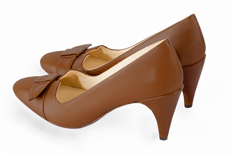 Caramel brown women's dress pumps, with a knot on the front. Round toe. High slim heel. Rear view - Florence KOOIJMAN